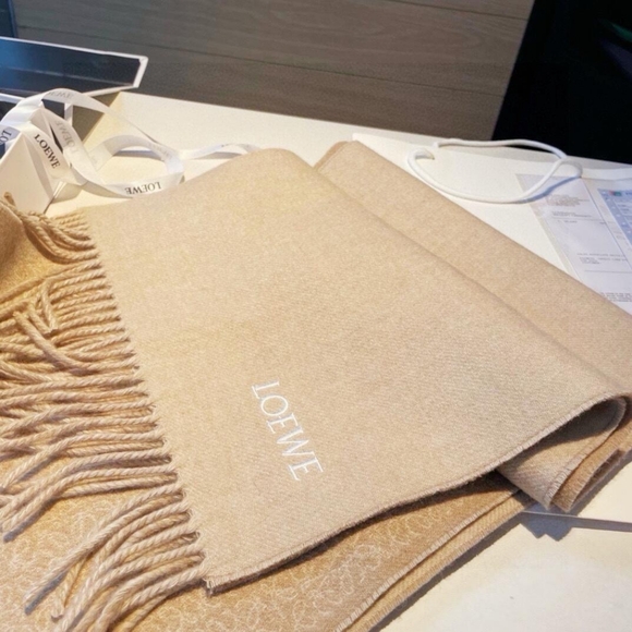 LOEWE's new cashmere and wool blended jacquard scarf - Picture 8 of 9